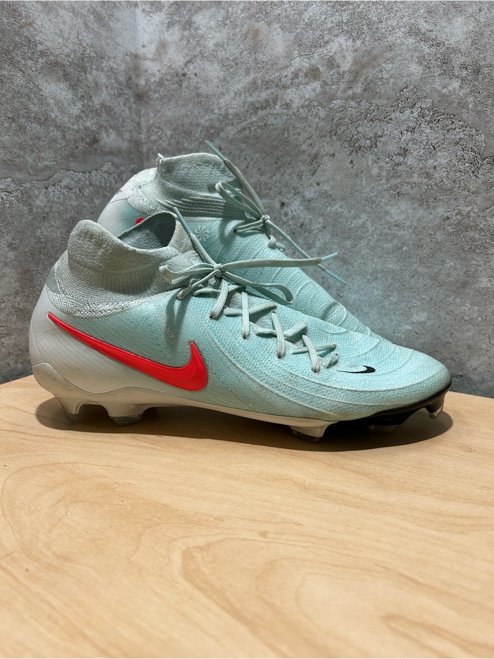 Nike Phantom Luna II Pro FG soccer cleats in a mint colorway Womens size 8